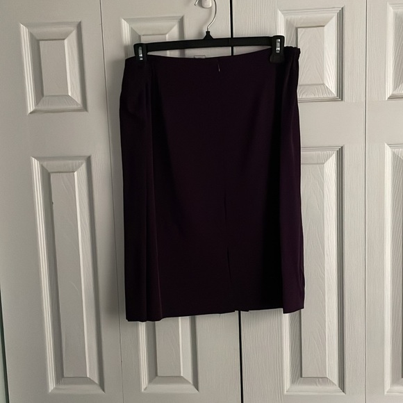 Gorgeous two piece skirt suit - Picture 7 of 7